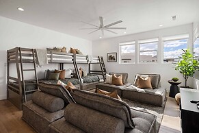 Sun-kissed At Desert Color 5 Bedroom Townhouse