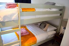 Charming 4-bed Cottage in Hayling Island - Hot Tub