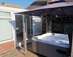 Charming 4-bed Cottage in Hayling Island - Hot Tub