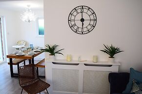 Charming 4-bed Cottage in Hayling Island - Hot Tub