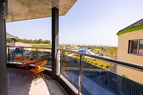 Lovely 13-bed Complex on Cape Point Beach, Bakau