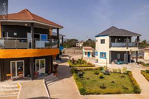 Lovely 13-bed Complex on Cape Point Beach, Bakau