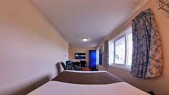 Maple Leaf Inn & Suites