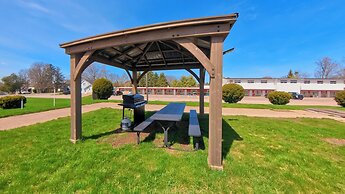 Maple Leaf Inn & Suites