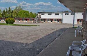 Maple Leaf Inn & Suites