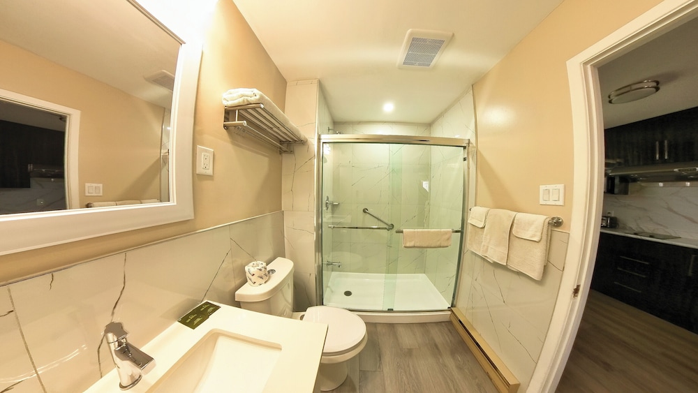 Maple Leaf Inn & Suites
