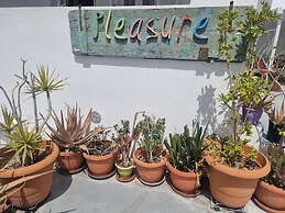 Cycladic Pleasure Houses by the Sea