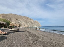 Cycladic Pleasure Houses by the Sea