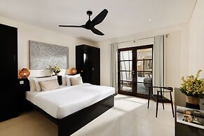 Black Beach Villa - Absolute Beachfront