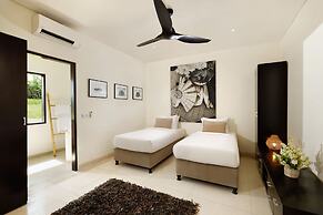 Black Beach Villa - Absolute Beachfront