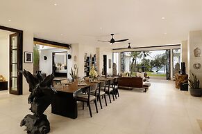 Black Beach Villa - Absolute Beachfront