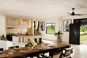 Black Beach Villa - Absolute Beachfront