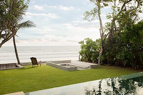 Black Beach Villa - Absolute Beachfront