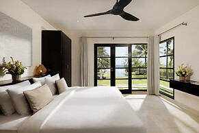Black Beach Villa - Absolute Beachfront