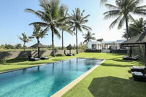 Black Beach Villa - Absolute Beachfront