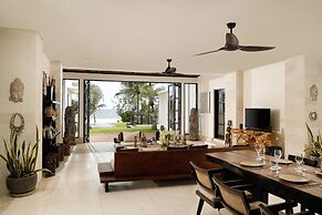 Black Beach Villa - Absolute Beachfront