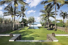 Black Beach Villa - Absolute Beachfront