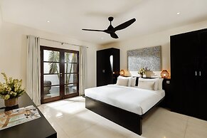 Black Beach Villa - Absolute Beachfront