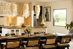 Black Beach Villa - Absolute Beachfront