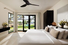 Black Beach Villa - Absolute Beachfront
