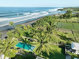 Black Beach Villa - Absolute Beachfront