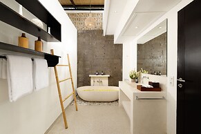 Black Beach Villa - Absolute Beachfront