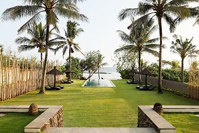 Black Beach Villa - Absolute Beachfront