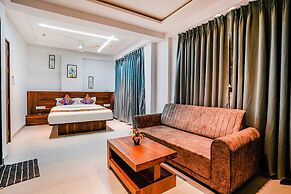 Fabhotel Crystal Inn