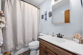 Andy Woods Lodge - 4 Bedrooms, 1.5 Baths, Sleeps 8 4 Home by RedAwning