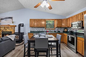 Andy Woods Lodge - 4 Bedrooms, 1.5 Baths, Sleeps 8 4 Home by RedAwning