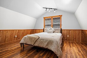 Andy Woods Lodge - 4 Bedrooms, 1.5 Baths, Sleeps 8 4 Home by RedAwning