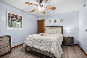 Andy Woods Lodge - 4 Bedrooms, 1.5 Baths, Sleeps 8 4 Home by RedAwning
