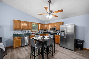 Andy Woods Lodge - 4 Bedrooms, 1.5 Baths, Sleeps 8 4 Home by RedAwning