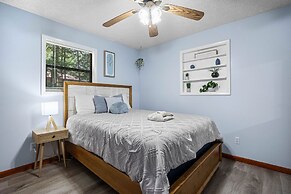 Andy Woods Lodge - 4 Bedrooms, 1.5 Baths, Sleeps 8 4 Home by RedAwning