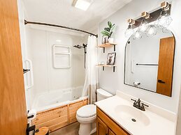 Andy Woods Lodge - 4 Bedrooms, 1.5 Baths, Sleeps 8 4 Home by RedAwning