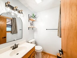 Andy Woods Lodge - 4 Bedrooms, 1.5 Baths, Sleeps 8 4 Home by RedAwning