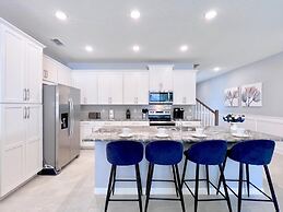 Beautiful 5 Bedroom Town Home with Splash Pool 5 Home by RedAwning