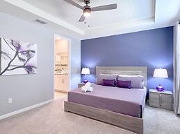 Beautiful 5 Bedroom Town Home with Splash Pool 5 Home by RedAwning