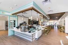 Beautiful 5 Bedroom Town Home with Splash Pool 5 Home by RedAwning