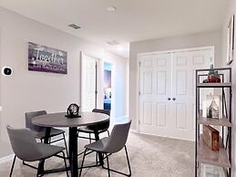 Beautiful 5 Bedroom Town Home with Splash Pool 5 Home by RedAwning