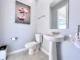 Beautiful 5 Bedroom Town Home with Splash Pool 5 Home by RedAwning