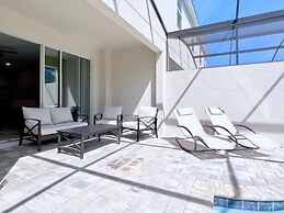 Beautiful 5 Bedroom Town Home with Splash Pool 5 Home by RedAwning