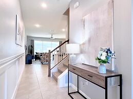 Beautiful 5 Bedroom Town Home with Splash Pool 5 Home by RedAwning