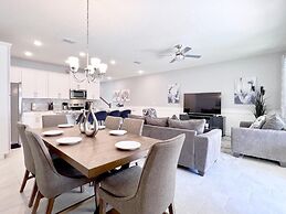 Beautiful 5 Bedroom Town Home with Splash Pool 5 Home by RedAwning