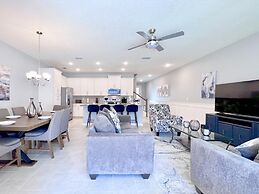 Beautiful 5 Bedroom Town Home with Splash Pool 5 Home by RedAwning