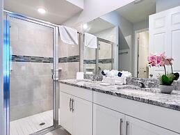 Beautiful 5 Bedroom Town Home with Splash Pool 5 Home by RedAwning