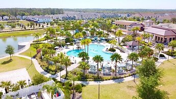 Beautiful 5 Bedroom Town Home with Splash Pool 5 Home by RedAwning