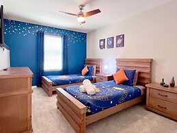 Beautiful 5 Bedroom Town Home with Splash Pool 5 Home by RedAwning