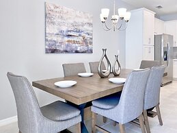 Beautiful 5 Bedroom Town Home with Splash Pool 5 Home by RedAwning