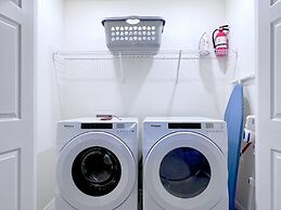 Beautiful 5 Bedroom Town Home with Splash Pool 5 Home by RedAwning